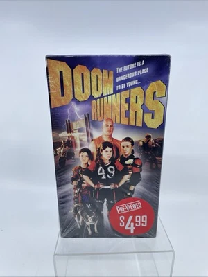 Doom Runners (VHS, 1998) Lea Moreno, Rebecca Smart, Nathan Jones, Tim Curry Foto 1 de 4