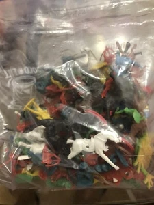 Vintage 70er Jahre Miniatur Plastik Cowboys und Indianer auf Pferden 106 Gesamtstücke - Bild 1 von 1