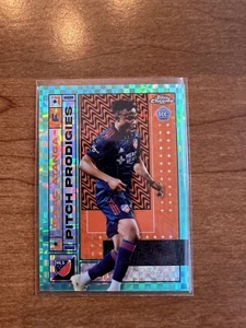 2022 Topps Chrome MLS Isaac Atanga Pitch Prodigies Aqua Refractor/299 Rookie - Imagen 1 de 2