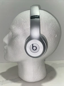 Beats Solo3 Wireless Bluetooth Headphones Satin Silver A1796 - Picture 1 of 12