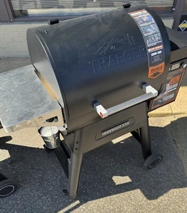 New Traeger Ironwood 650 Wood Pellet WiFi Grill Black - Picture 1 of 5