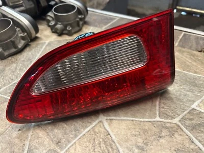 SUBARU B9 TRIBECA 2006-2008 LÁMPARA TRASERA IZQUIERDA DE FÁBRICA LADO DEL CONDUCTOR MONTADA EN LA PUERTA Foto 1 de 4