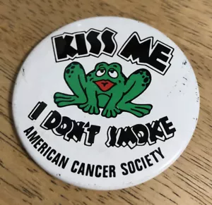 Spilla vintage KISS ME I DON'T SMOKE American Cancer Society FROG pulsante spilla - Foto 1 di 2