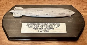 Placa de participación Graf Zeppelin de madera rara Rin base aérea principal Alemania 1980 - Imagen 1 de 6