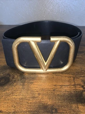 Женский кожаный ремень Valentino Garavani с золотой отделкой и V-образной пряжкой 85/34 - Изображение 1 из 4