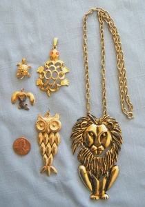 Lotto di ciondoli e spille articolate vintage ~ leone, gufo, tartarughe, coniglio - Foto 1 di 11