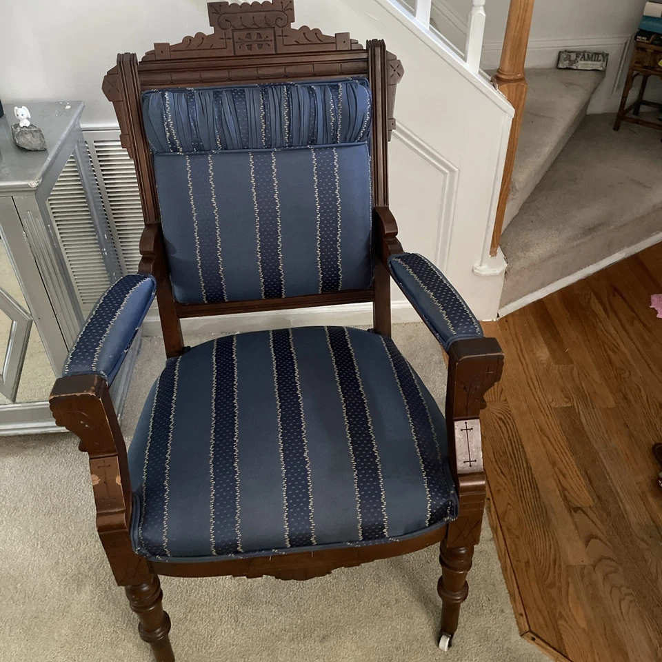 Silla antigua de finales de 1800 Eastlake y sillón estilo eduardiano - nogal - azul real Foto 1 de 4