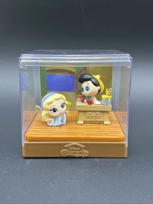 Disney Doorables Movie Moments Pinocho y exhibición de hadas Foto 1 de 4