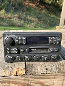 Ford cassette AM/FM RADIO 95-98 Explorer F150 Ranger Crown Vic Expedition F57F - Bild 1 von 3