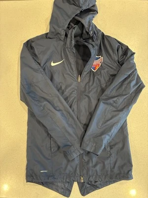 Nike Shield Fútbol Club Fútbol Entrenamiento Cremallera Completa Cortavientos Chaqueta FC Pequeña Foto 1 de 4
