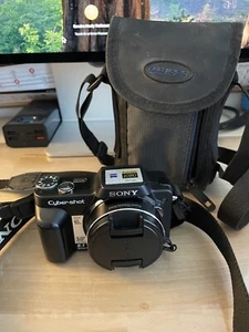 Mint Sony Cybershot DSC-H10 8.1MP Digital Camera Battery Case Charger - Picture 1 of 4