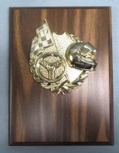 Plakette Rennen Karierte Flagge Schwarz Gold Relief 6x8 Nussbaum Finish Pokal Auszeichnung - Bild 1 von 1