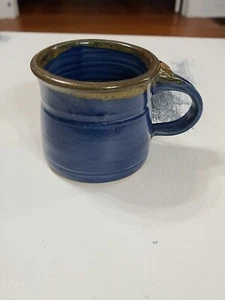 Handgefertigte Keramik Becher Tasse blau goldener Rand glasiert 3,5" Griff mit Daumenauflage EUC - Bild 1 von 9