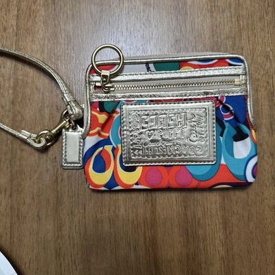 Cartera Coach Poppy Graffiti Estampado Pop C Con Acentos Dorados Foto 1 de 4