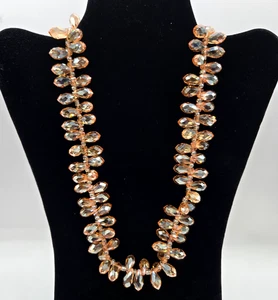 Schillernde rosa Pfirsich facettierte Träne Perlen Halskette silberfarben Verschluss - Bild 1 von 5