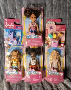 (4) Barbie Chelsea Puppen & (2) Zubehörpakete 6 Stück - Bild 1 von 14