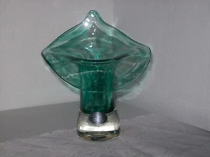 MONTE DUNLAVY JACK IN THE PULPIT GREEN WITH CLEAR BASE VASE - Picture 1 of 5