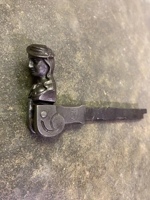 Ancien Arret de volet porte en fonte à sceller estampillé CF, butée - Photo 1/3