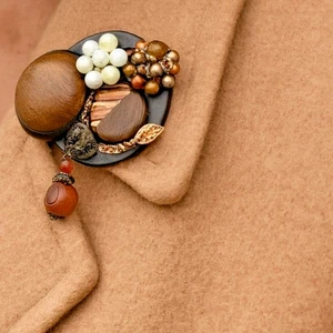 VINTAGE 80S HANDMADE WOODEN STATEMENT BROOCH WITH BEADS & FLORAL DESIGN - Picture 1 of 18