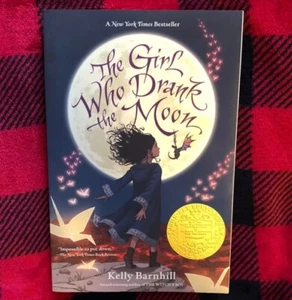 The Girl Who Drank the Moon (Winner of the 2017 Newbery Medal) by Kelly Barnhill - Bild 1 von 3