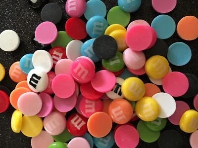 20 piezas. Caramelo de resina de mezcla de colores M&M's, respaldo plano, cabujón de chocolate, encanto, imitación aprox. Foto 1 de 4