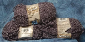 2+ neue Knäuel Bernat Soft Boucle 'Retired Mauve Farbtöne Garn - Bild 1 von 5