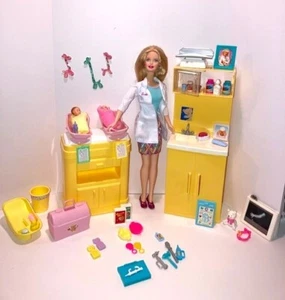 Barbie I Can Be a Baby Doctor Pediatra y Feliz Familia Bebés + Accesorios - Imagen 1 de 9