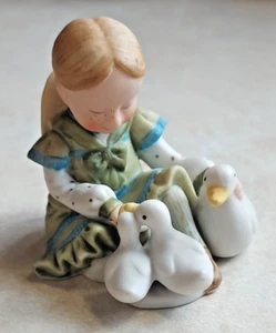 1979 Holly Hobbie "Little Things" Miniatur Little Girl Figur Enten? Gänse? - Bild 1 von 5