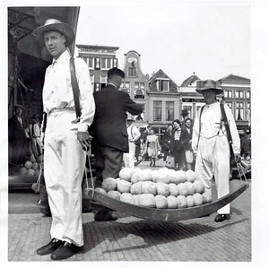 Original Foto Käseträger Arbeiter von 1948 auf dem Markt in Alkmaar Niederlande - Bild 1 von 2