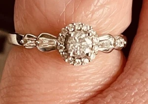 Emmy London Halo-Verlobungsring 9 kt Weißgold 0,33 kt Gesamtdiamant Größe J 1/2. - Bild 1 von 22