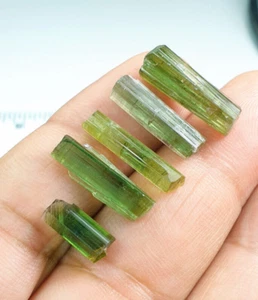 Hermosos cristales de turmalina de color verde de 21 quilates tipo grado áspero 5 piezas - Imagen 1 de 4