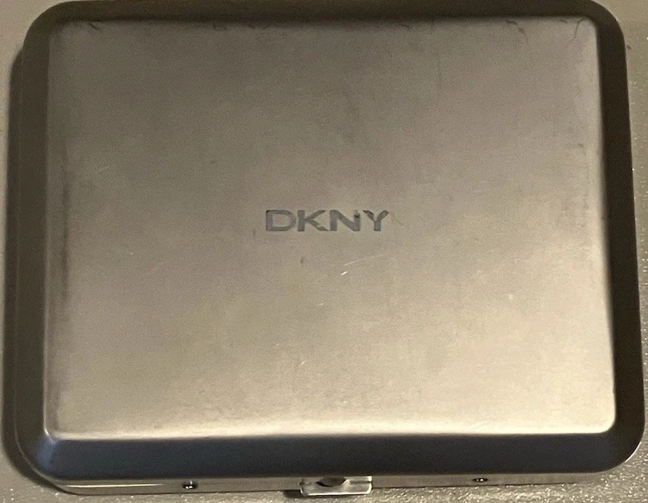 NUEVO CON ETIQUETAS DKNY Cartera Triple de Cuero Grano Completo Negra con Juego de Caja de Regalo de Metal Foto 1 de 4