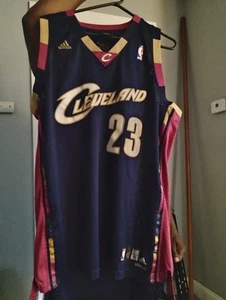 Camiseta LeBron James Cleveland Cavaliers #23 Azul Marino Auténtica Adidas Talla XXL +2 - Imagen 1 de 4