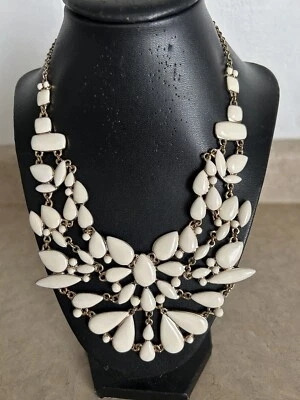 Collar llamativo Aldo crema lucita y tono dorado Foto 1 de 4