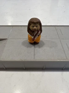 1993 Hallmark Merry Miniatures HEDGEHOG with HOT DOG - Picture 1 of 3