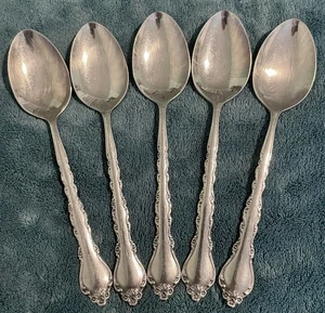 5 VINTAGE INTERNATIONAL STAINLESS IS DELUXE GIGI SOUP SPOONS! - Picture 1 of 4