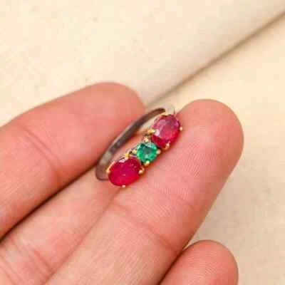 Anello Meraviglioso In Rubino E Smeraldo, Argento Sterlingo 925, Design Unico - Immagine 1 di 4
