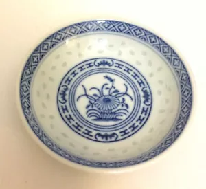 Tazón pequeño de 4" con patrón floral azul o ojos de arroz vintage hecho en China - Imagen 1 de 5