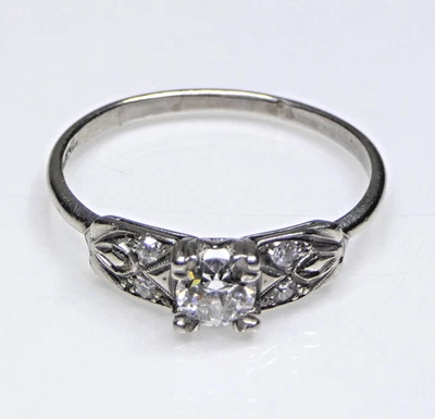 Dulce anillo de compromiso antiguo de platino y diamantes Foto 1 de 4