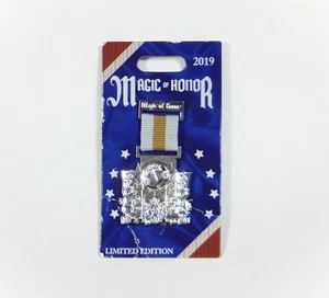 Disney Magic of Honor Its A Small World Pin Of Month 3D Cuelga LE 2000 Imperfecto - Imagen 1 de 1
