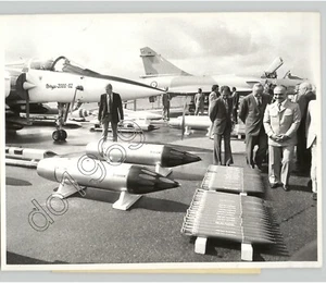 JORDAN KING HUSSEIN con ARMAMENTO A REACCIÓN DE COMBATE Farnborough INGLATERRA 1980 Foto de prensa - Imagen 1 de 2
