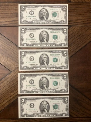 Rare 1976 Bicentennial $2 Bills Lot of 5 Sequential Crisp Uncirculated Notes - Image 1 of 4