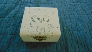 VINTAGE VIKTORIANISCHE CELLULOID KOMMODE/SCHMUCKKÄSTCHEN GEPRÄGTE PUTTEN & BLUMEN ROSA - Bild 1 von 14