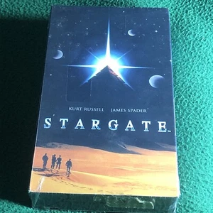 SEALED STARGATE VHS CASSETTE TAPE 1995 KURT RUSSELL SPADER SCI FI Neu - Bild 1 von 11
