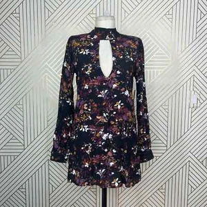 Nuevo con etiquetas Mini Vestido Flynn Skye Leah Negro Púrpura Estampado Floral Talla XS - Imagen 1 de 11