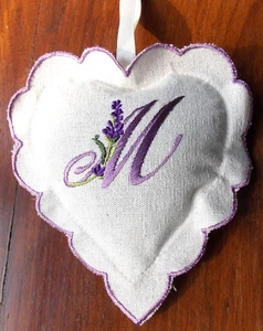 COUSSIN PELOTE BRODE MAIN GARNI DE LAVANDE INITIALE SUR LAVANDE LETTRE M - Picture 1 of 1