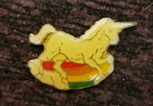 Vintage Enamel Unicorn White with Rainbow Underneath Hat Pin Size 3/4" T x 1" W - Bild 1 von 1