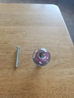 Tirador de cajón de vidrio con remolino púrpura y verde en el interior. Tornillo 2 1/16" de largo. Foto 1 de 4
