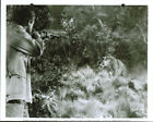 Van Heflin tire léopard au Tanganyika 8x10 1954