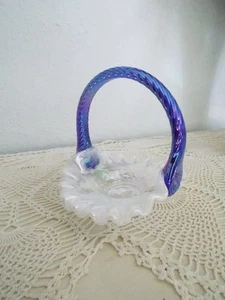 Fenton Mini Korb opalisierende Rüsche, blauer Griff - Bild 1 von 6
